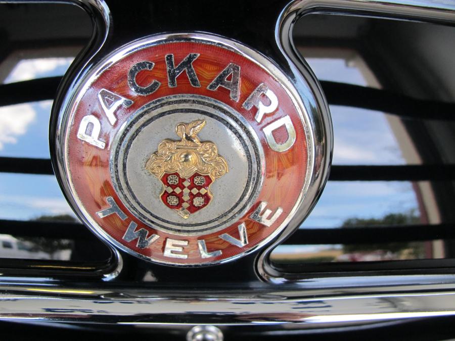  Packard Twelve Convertible Victoria 1938 года  (фото 15 из 18)